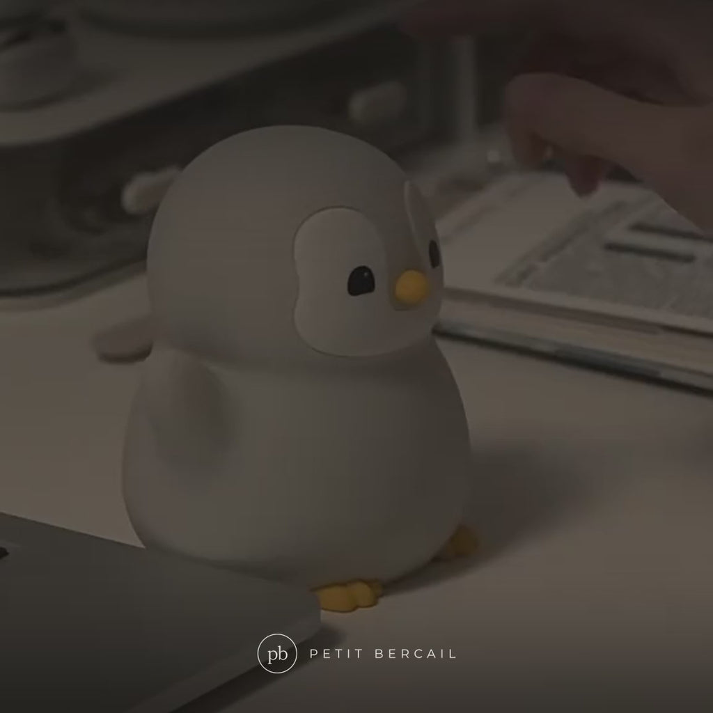 Veilleuse pingouin en action : lumière douce qui rassure