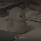 Veilleuse pingouin en action : lumière douce qui rassure