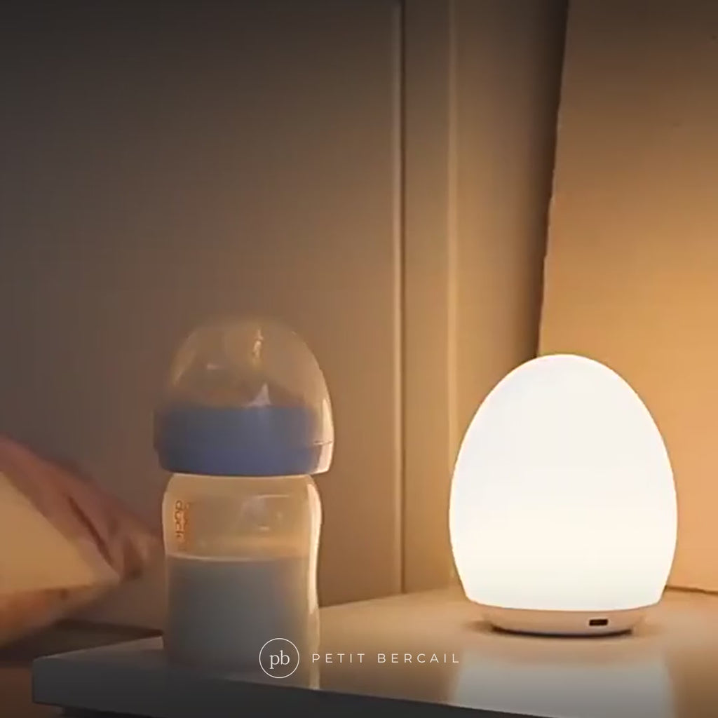 Veilleuse maternité œuf en action : lumière douce pour la tétée