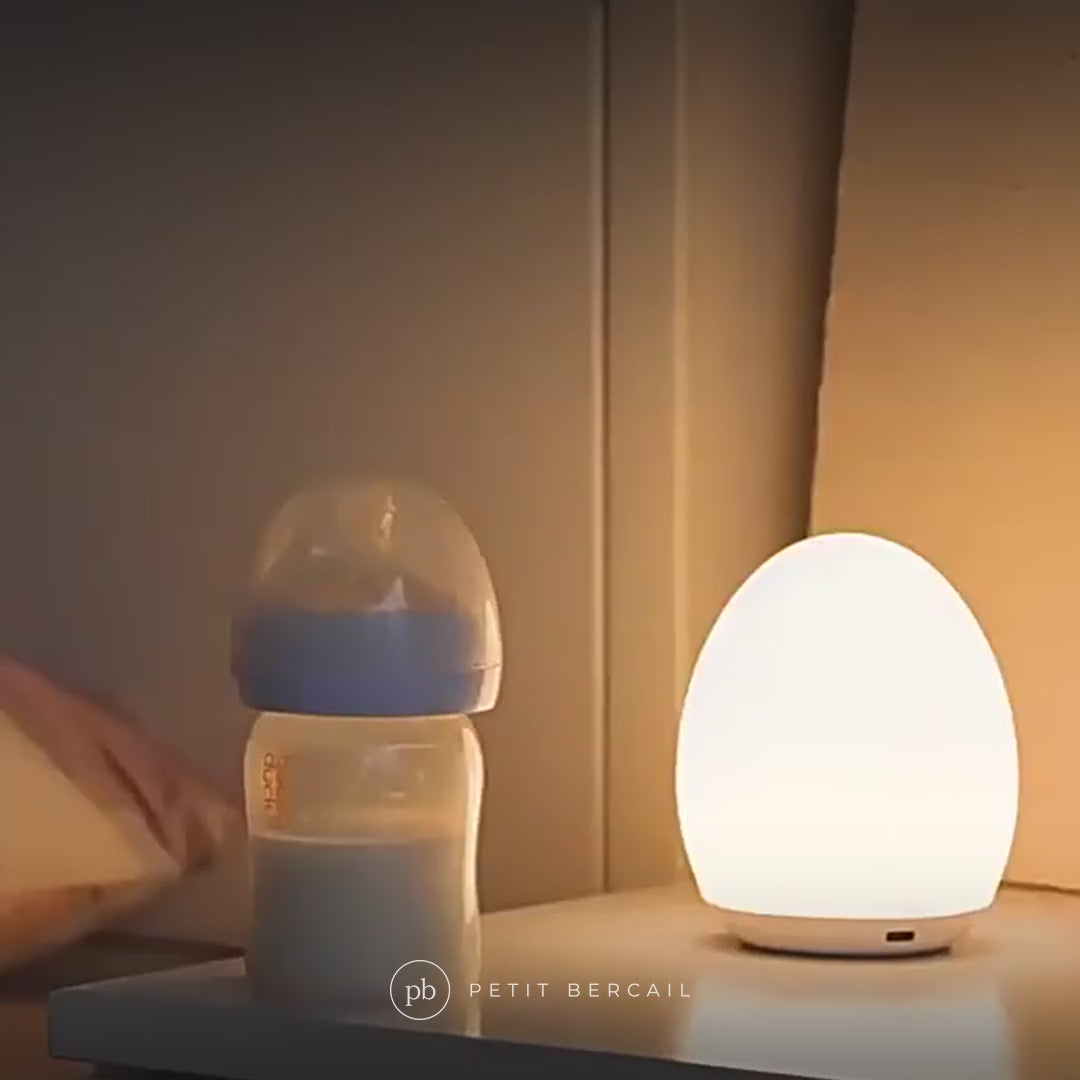 Veilleuse maternité œuf en action : lumière douce pour la tétée