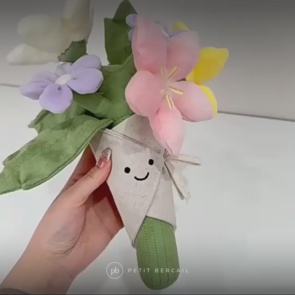 Bouquet de fleurs en peluche en vidéo : pétales pastel et cornet souriant