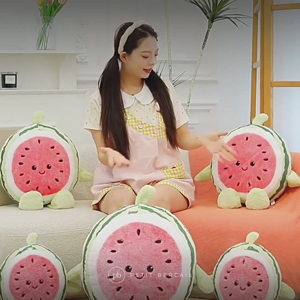 Peluche pastèque kawaii en vidéo : tranche souriante de 30 cm