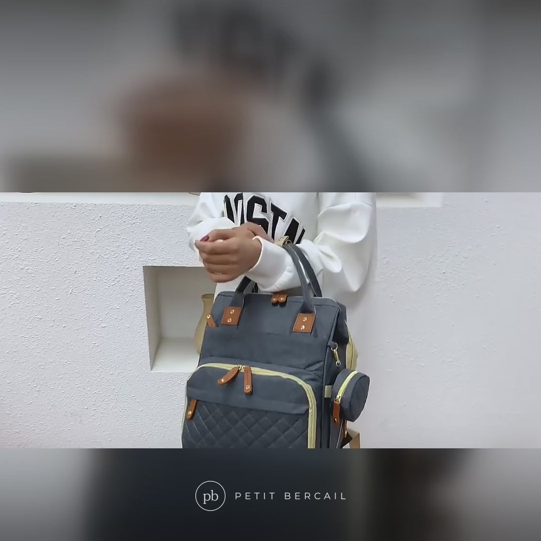 Sac à langer lit 3 en 1 avec matelas lavable en vidéo : couchette dépliée et rangements