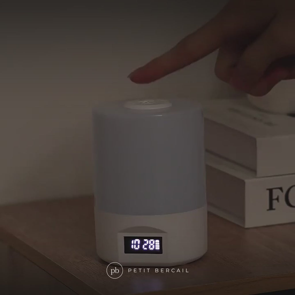 Veilleuse tactile LED en action : allumage d’un doigt