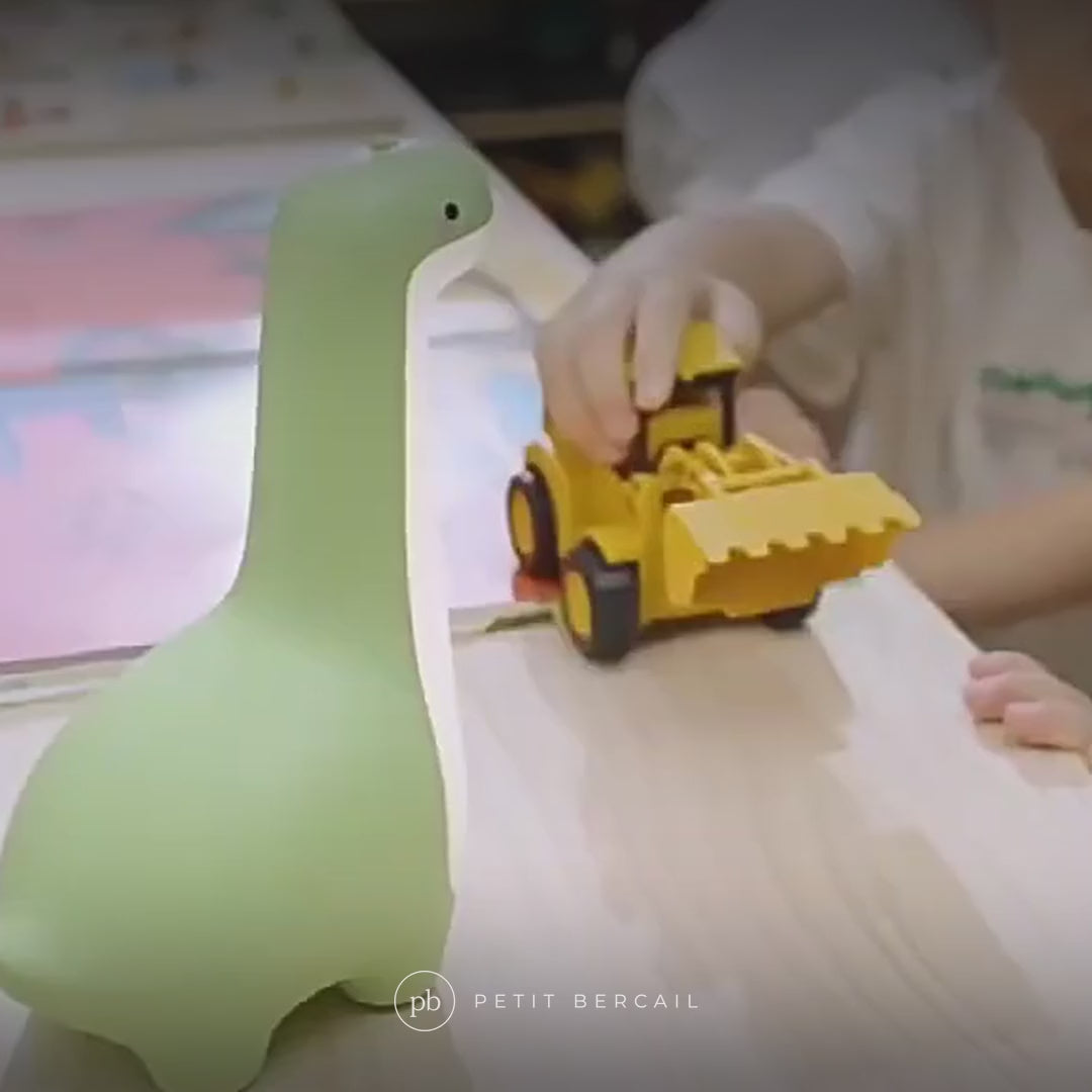 Veilleuse dinosaure en action : lumière chaude au coucher