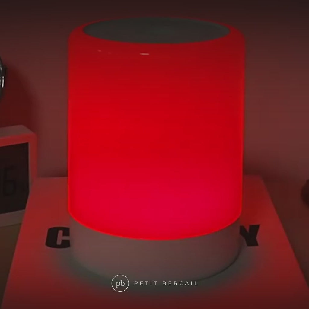 Veilleuse allaitement en action : lumière rouge 670 nm et barre tactile