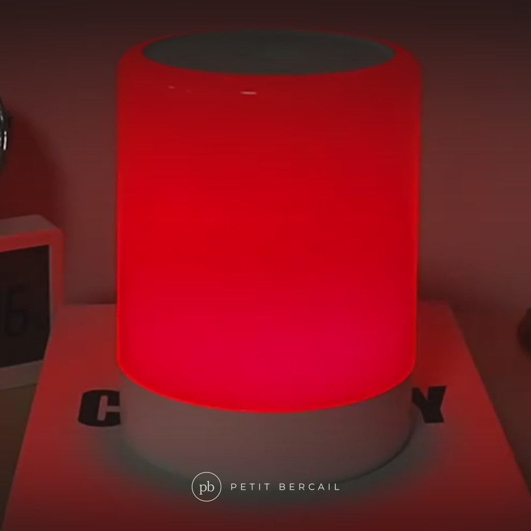 Veilleuse allaitement en action : lumière rouge 670 nm et barre tactile