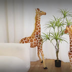 Peluche girafe géante en vidéo : pelage tacheté réaliste