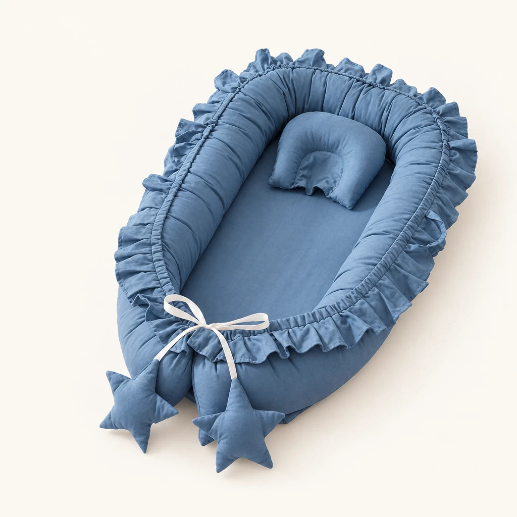 Réducteur de lit - Cocoon, coloris ciel, sur fond clair