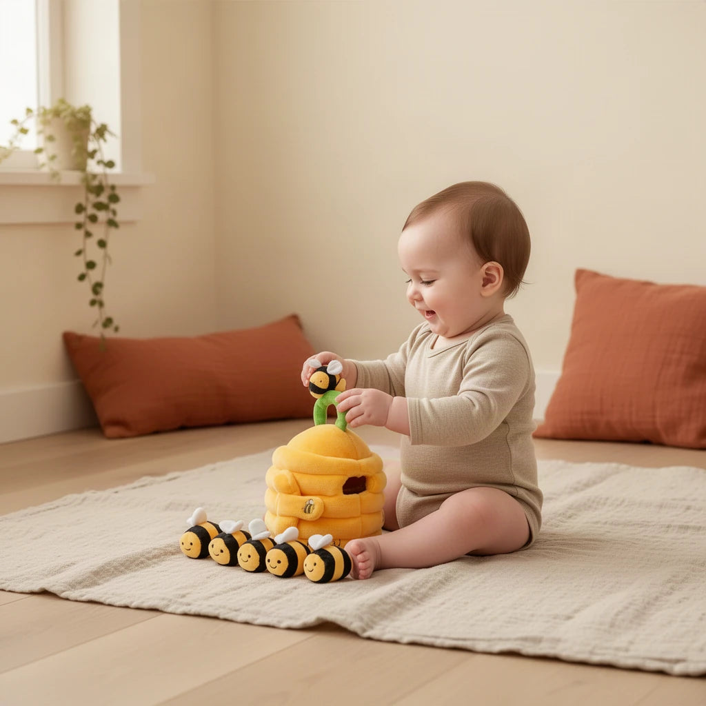 Ruche Montessori pour bébés : enfant qui joue seul dans sa chambre
