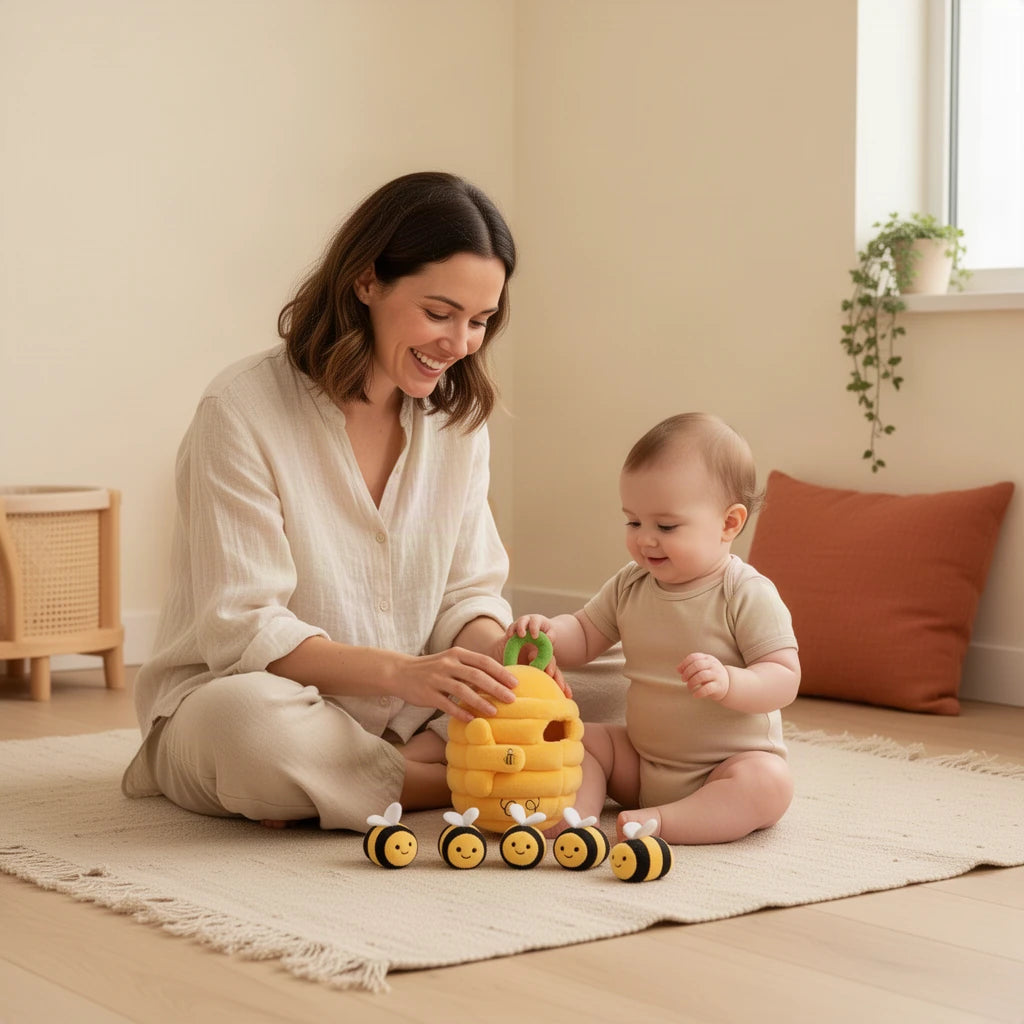Ruche Montessori pour bébés : maman et enfant qui jouent ensemble