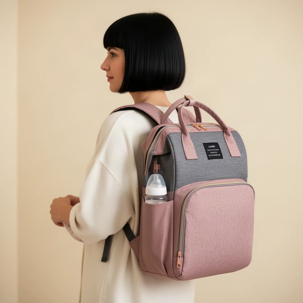 Sac à dos à langer 3 en 1 avec couchette et port USB porté sur le dos, vu de profil