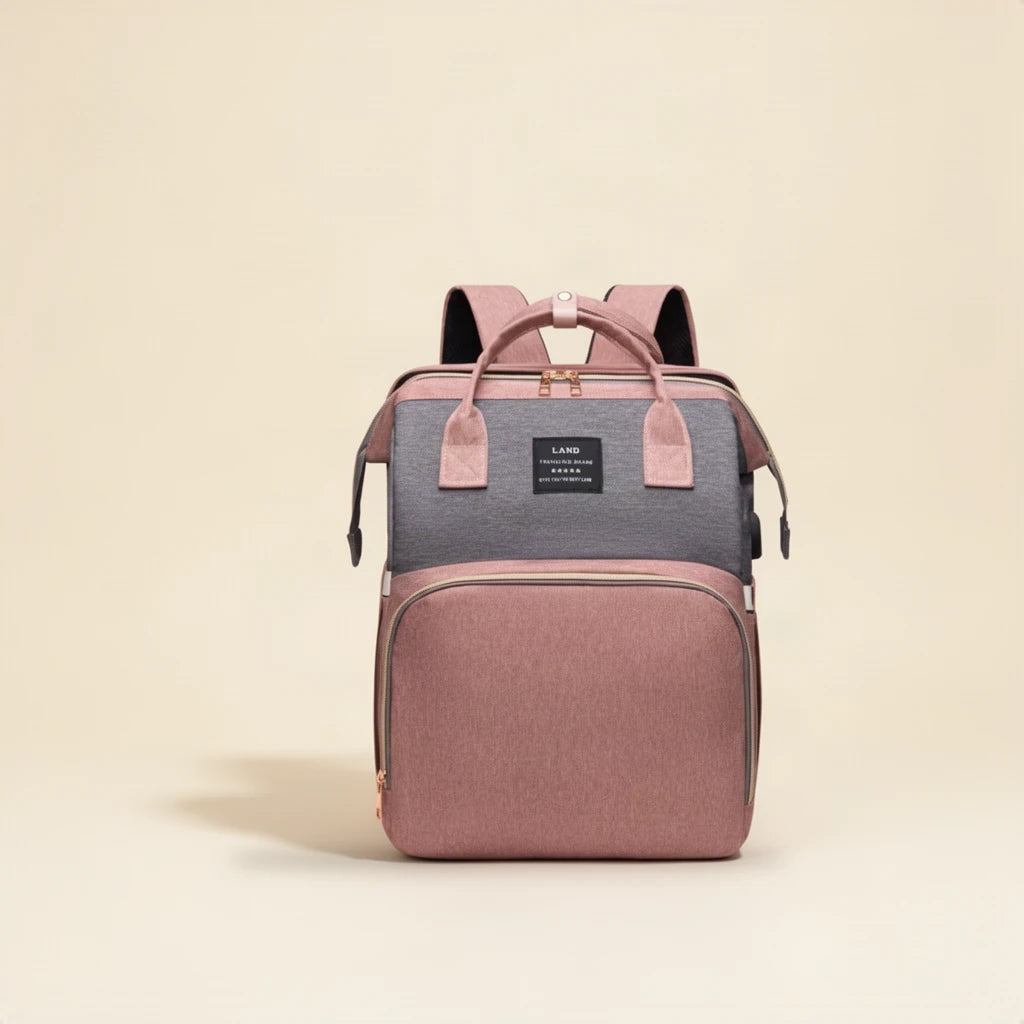 Sac à dos à langer 3 en 1 avec couchette et port USB sur fond clair