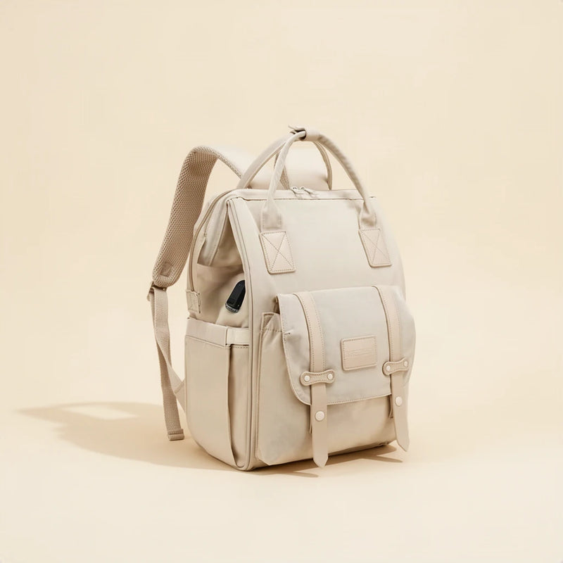 Sac à dos à langer avec port USB et poche isotherme sur fond clair