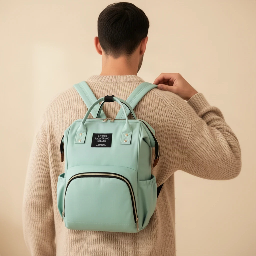Sac à dos à langer compact avec poches isothermes porté sur le dos