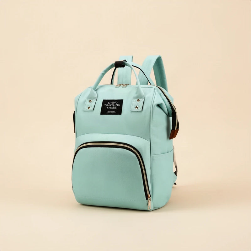 Sac à dos à langer compact avec poches isothermes sur fond clair