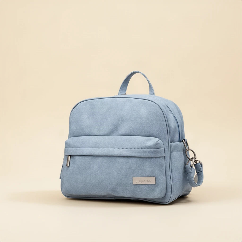 Sac à dos à langer compact effet cuir sur fond clair