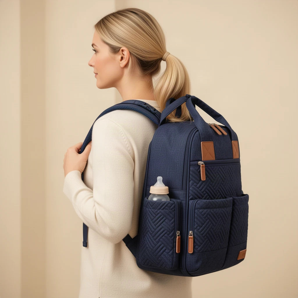 Sac à dos à langer imperméable avec poche isotherme porté sur le dos, vu de profil
