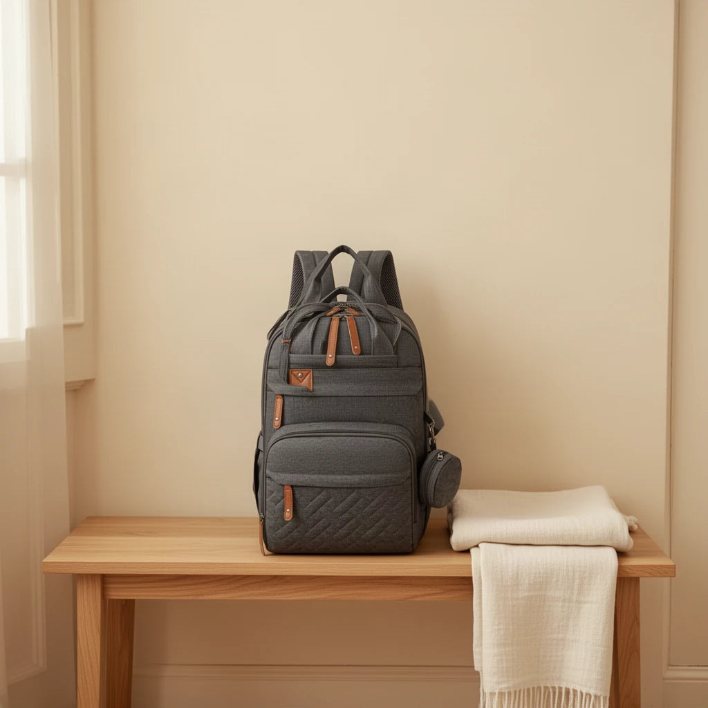 Sac à dos à langer isotherme et imperméable posé sur un banc dans une entrée