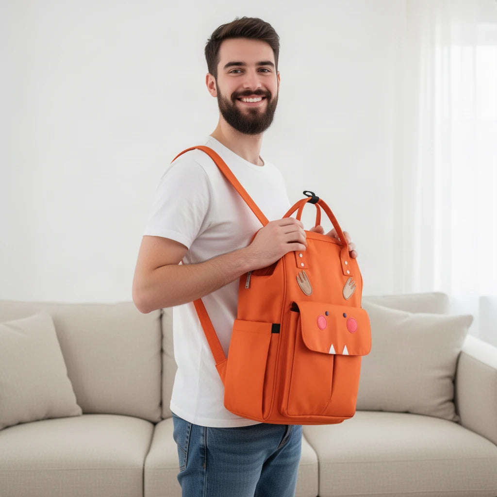 Sac à dos à langer motifs animaux avec attaches poussette porté sur une épaule