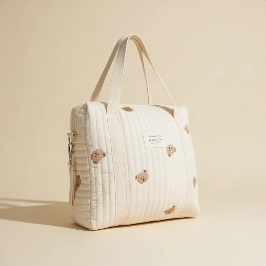 Sac à langer cabas en coton matelassé brodé sur fond clair