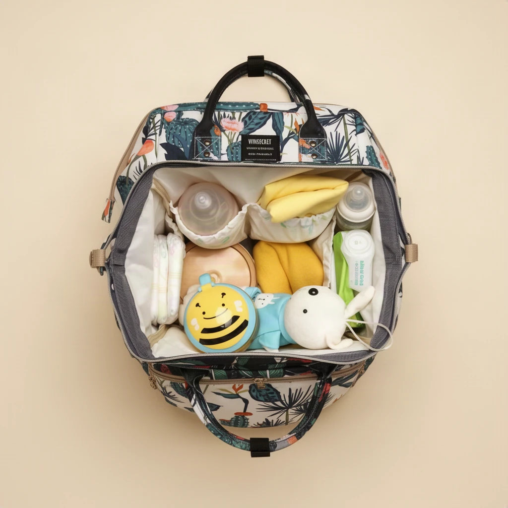 Sac à langer fleuri, sac à dos 15 poches ouvert et rempli, vu de dessus