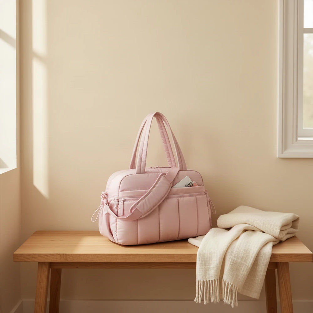Sac à langer imperméable matelassé posé sur un banc dans une entrée