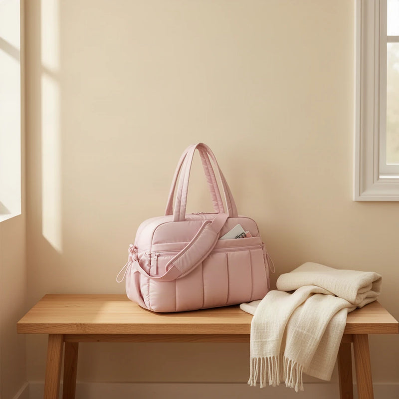 Sac à langer imperméable matelassé posé sur un banc dans une entrée