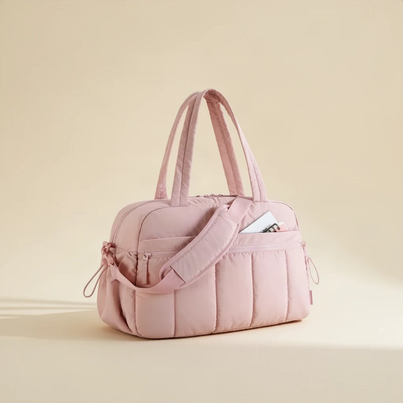 Sac à langer imperméable matelassé sur fond clair