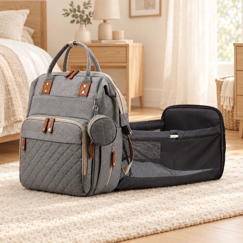 Sac à langer lit 3 en 1 avec matelas lavable posé sur un banc dans une entrée