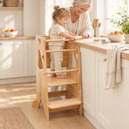 Grand-mère et enfant qui préparent des gâteaux, l’enfant debout dans la tour d’apprentissage