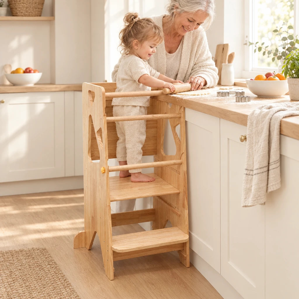 Grand-mère et enfant qui préparent des gâteaux, l’enfant debout dans la tour d’apprentissage