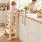 Enfant debout dans la tour d’apprentissage pliable qui aide à cuisiner à côté de sa maman