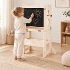 Enfant qui dessine à la craie sur le tableau noir de la tour d’apprentissage pliable