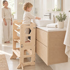Enfant qui se lave les mains au lavabo, debout dans la tour d’apprentissage pliable