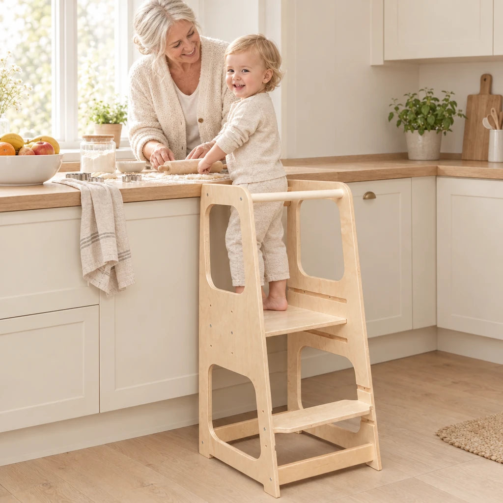 Grand-mère et enfant qui préparent des gâteaux, l’enfant debout dans la tour d’observation bébé