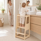 Enfant qui se lave les mains au lavabo, debout dans la tour d’observation bébé