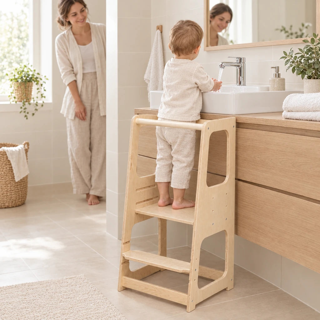 Enfant qui se lave les mains au lavabo, debout dans la tour d’observation bébé