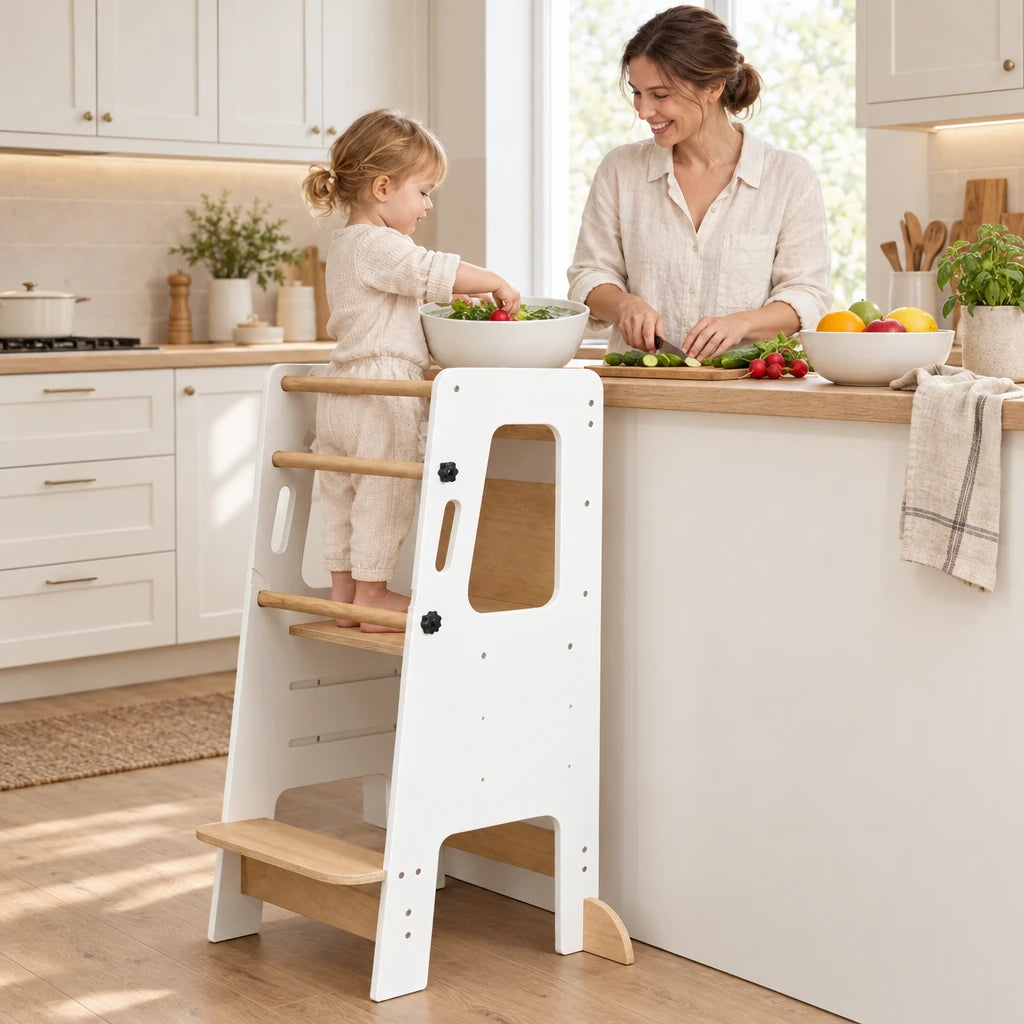 Enfant debout dans la tour d’observation qui aide à cuisiner à côté de sa maman