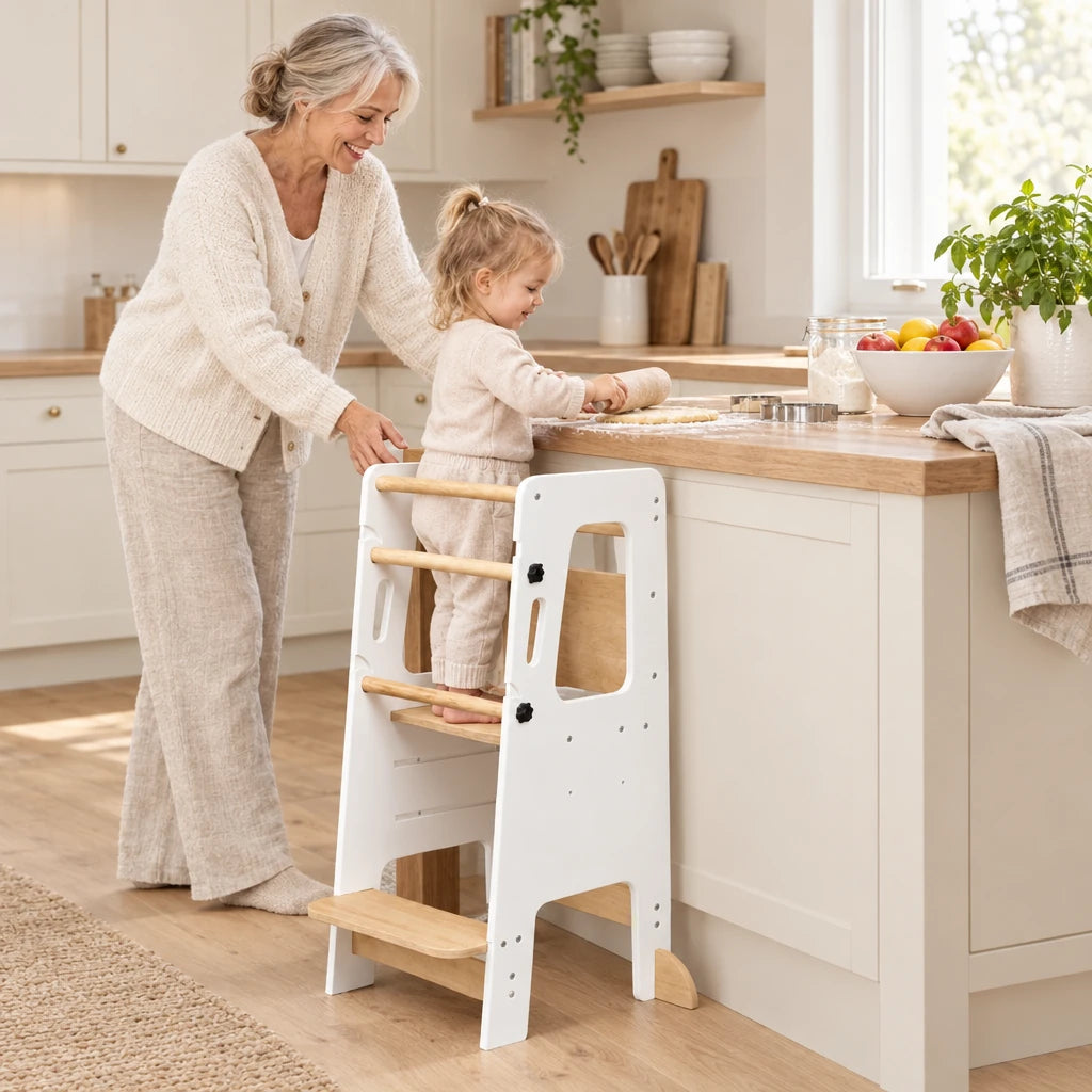Grand-mère et enfant qui préparent des gâteaux, l’enfant debout dans la tour d’observation