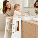Enfant qui se lave les mains au lavabo, debout dans la tour d’observation