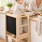 Enfant debout dans la tour d’observation enfant qui aide à cuisiner à côté de sa maman