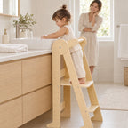 Enfant qui se lave les mains au lavabo, debout dans la tour d’observation pliable