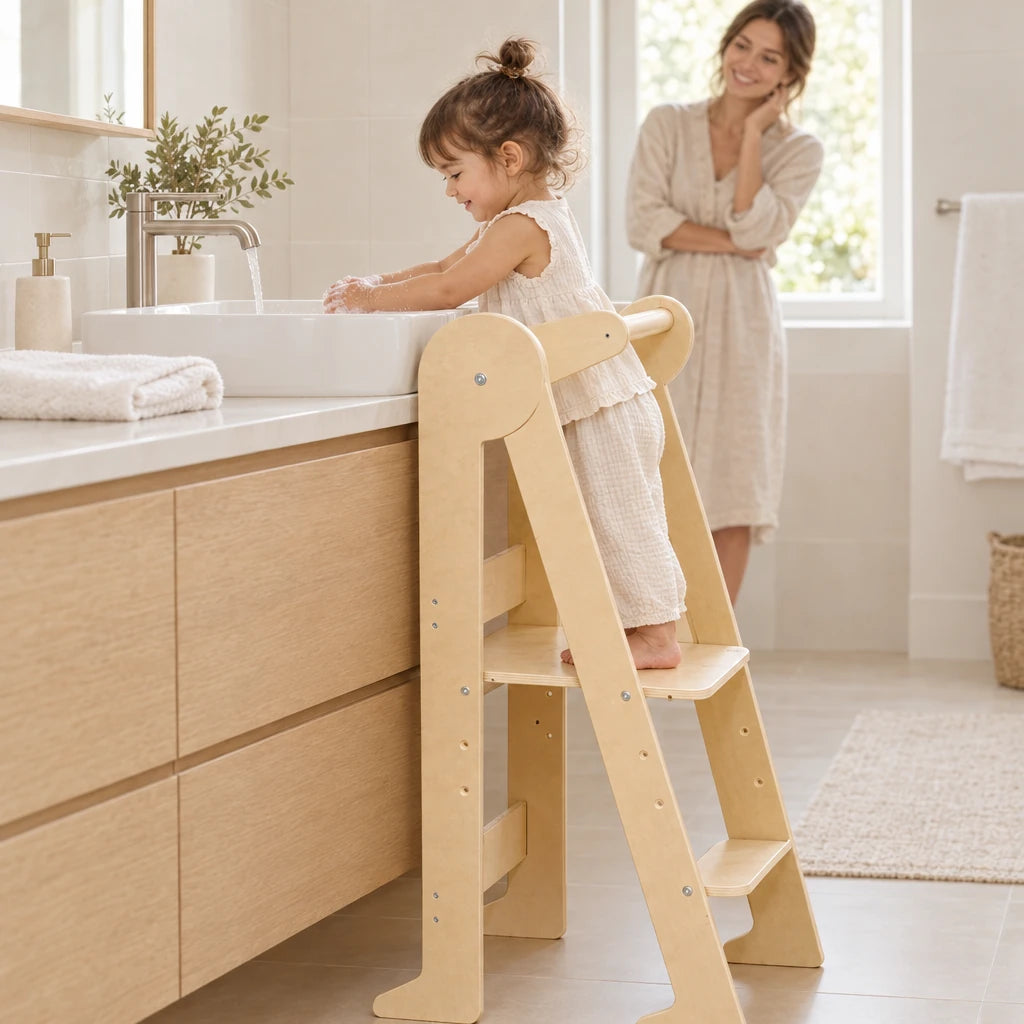 Enfant qui se lave les mains au lavabo, debout dans la tour d’observation pliable