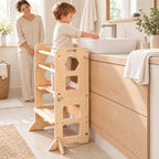 Enfant qui se lave les mains au lavabo, debout dans la tour d’observation pliante