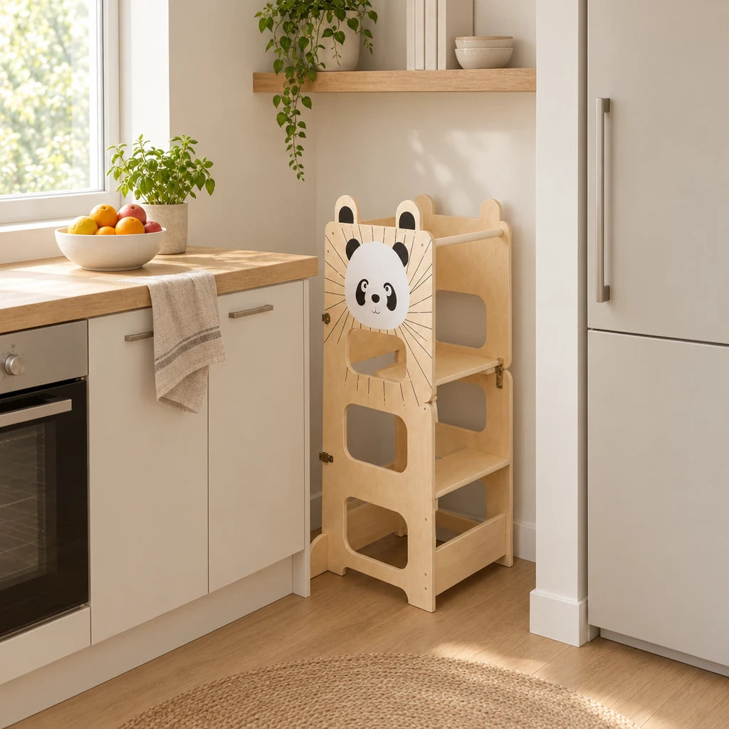 Tour montessori dans une cuisine claire, contre le plan de travail
