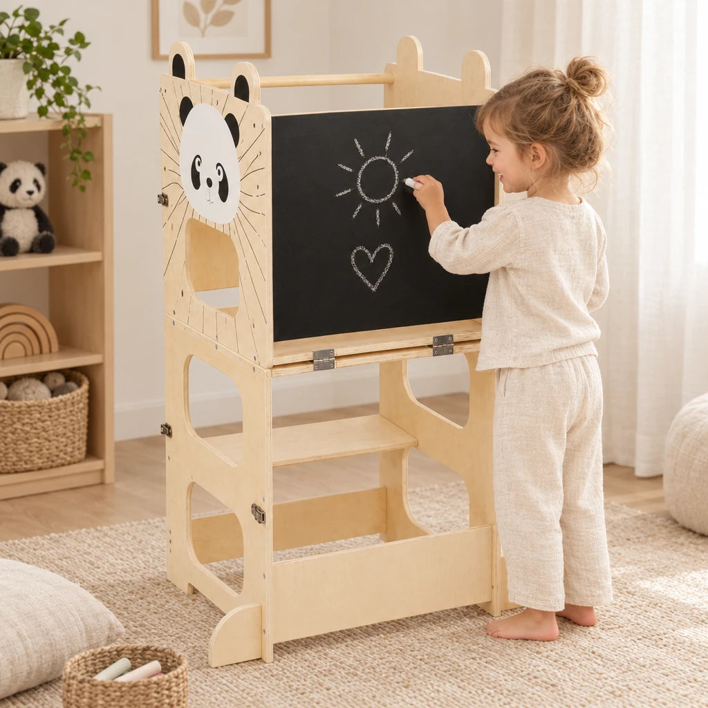Enfant qui dessine à la craie sur le tableau noir de la tour montessori