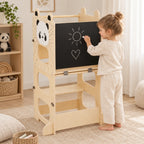 Enfant qui dessine à la craie sur le tableau noir de la tour montessori