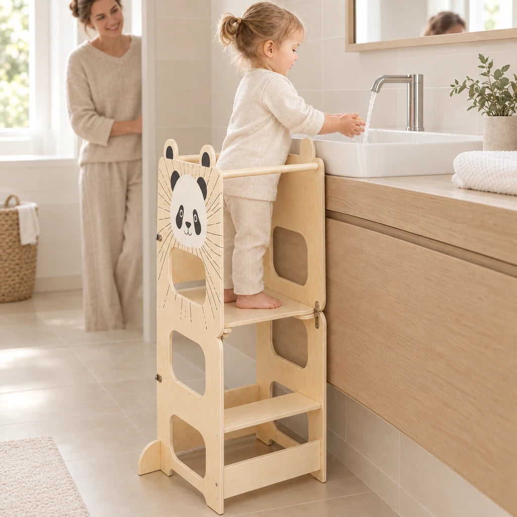 Enfant qui se lave les mains au lavabo, debout dans la tour montessori