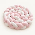 Tresse de lit 3 brins blanche & rose enroulée, sur fond clair